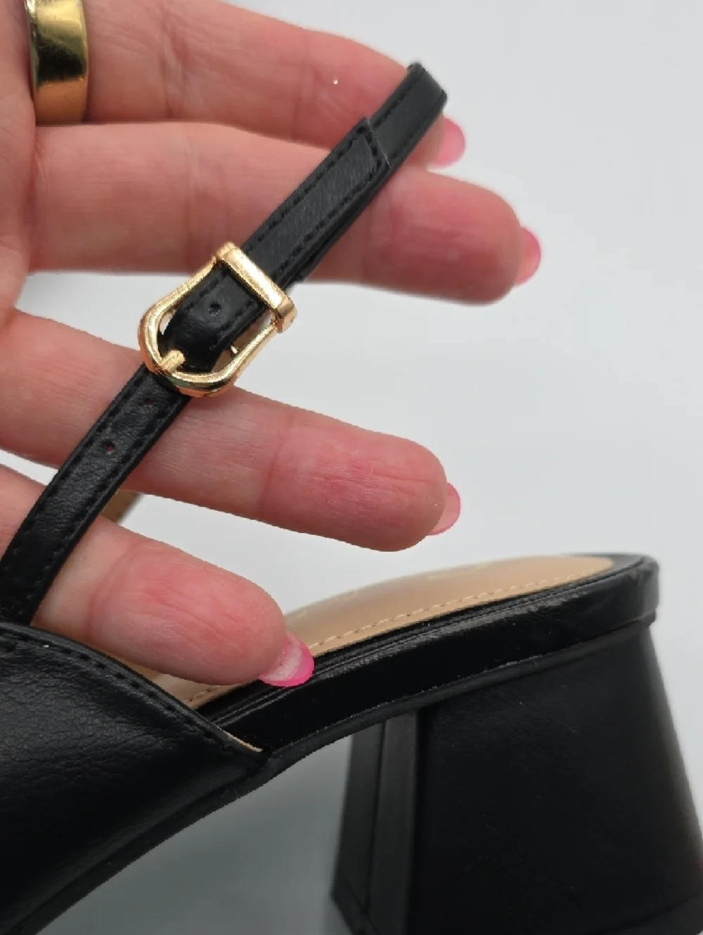 C Est. 1946 sophisticated black